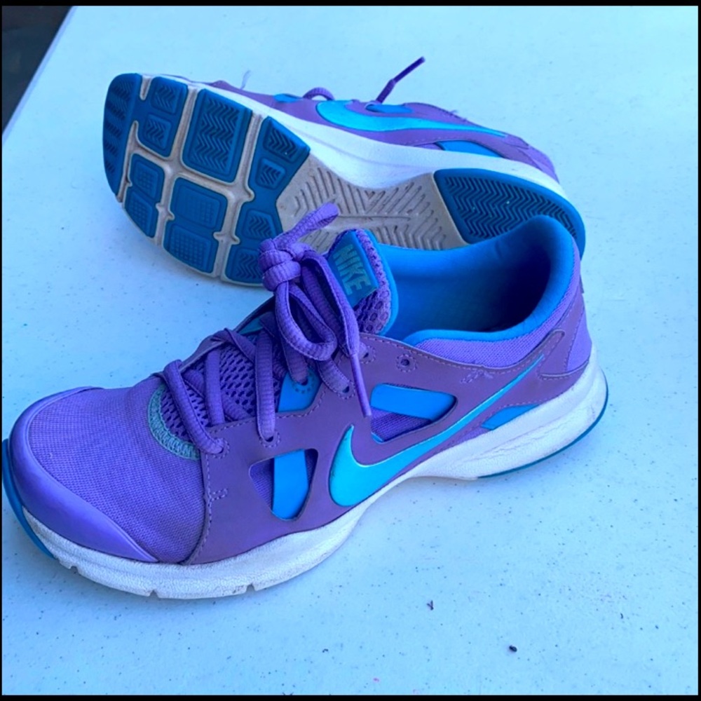 Womens Size 5 Nike Tennis Shoes!